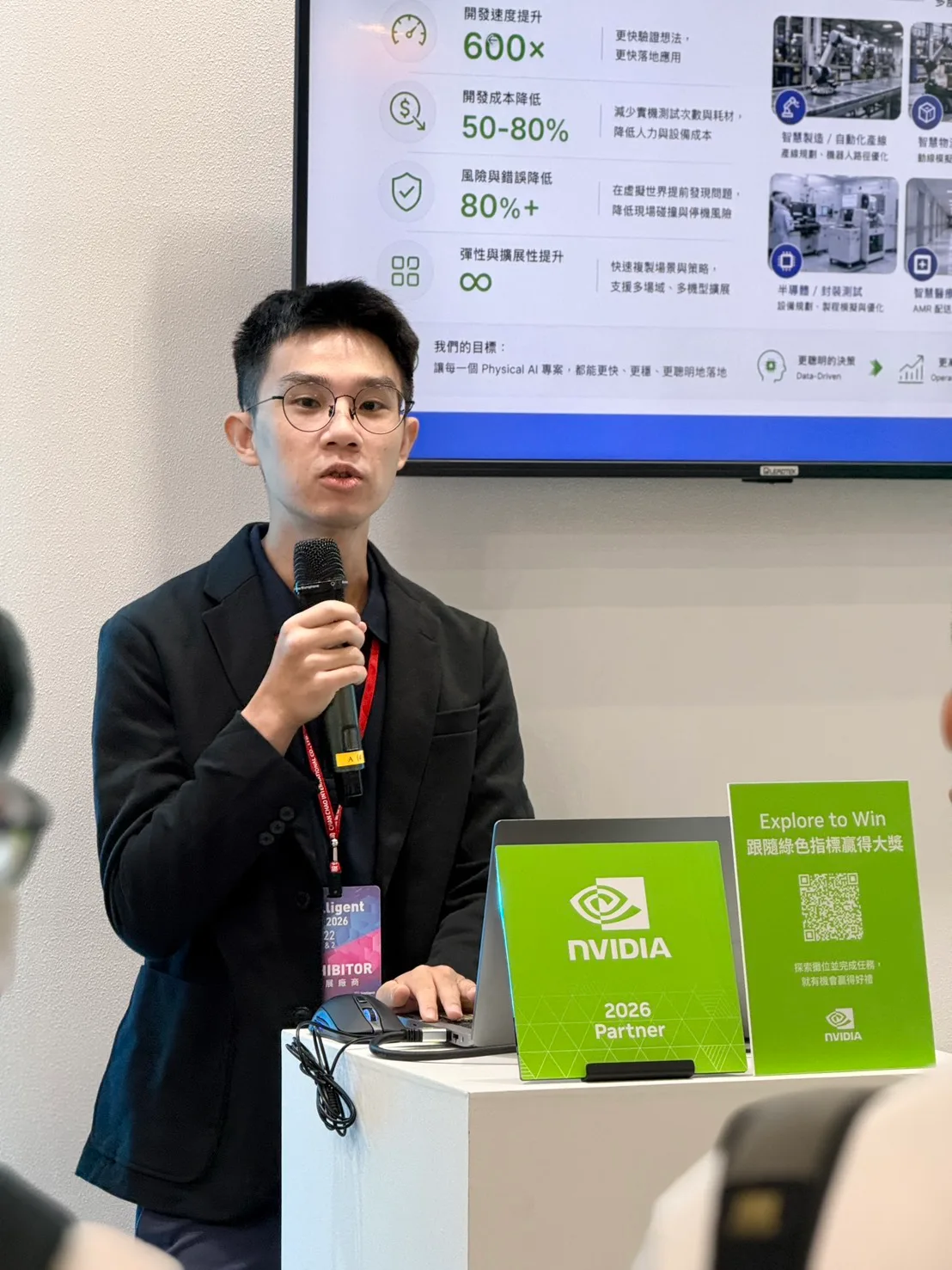 優那科創技術長張植翔於麗臺科技 AI 小講堂演講,背後投影幕為 Physical AI 導入效益說明,桌前放置 NVIDIA 2026 Partner 立牌